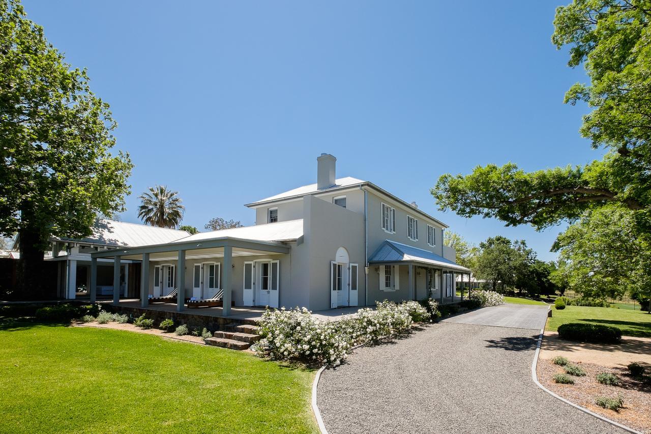 Goonoo Goonoo Station Hotell Tamworth Exteriör bild The former residence of the South African Minister of Finance, Trevor Manuel, in the suburb of Constantia, Cape Town.