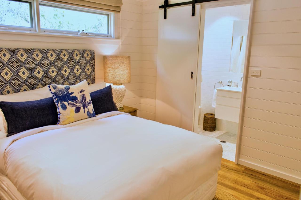 Goonoo Goonoo Station Hotell Tamworth Exteriör bild A bedroom with a sliding barn door