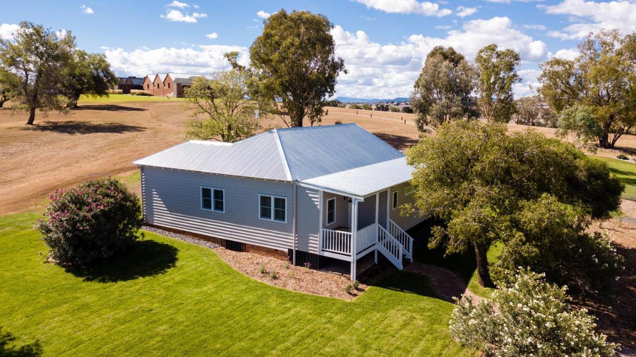 Goonoo Goonoo Station Hotell Tamworth Exteriör bild The former school at the Old Scotch College, now a private residence